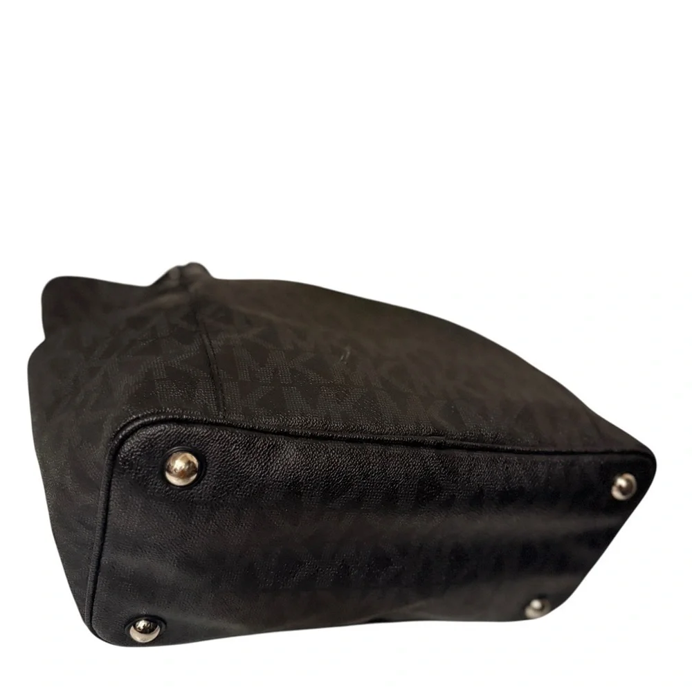 Michael Kors Elegant Black Handbag. Sides packets with a log in the front